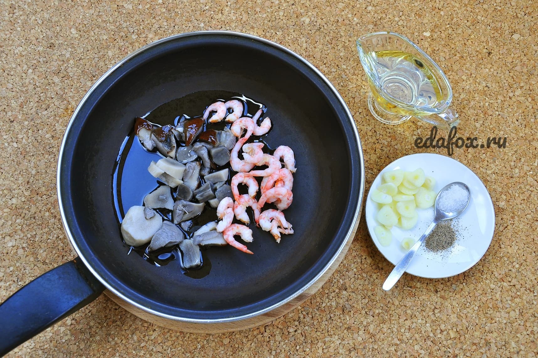 Фото приготовления рецепта: Омлет с грибами и креветками, шаг №4